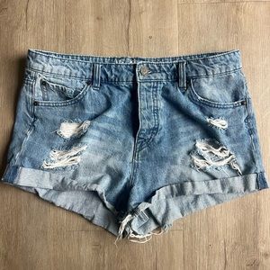 Volcom Stoned Rolled short. Size 31 medium blue wash!